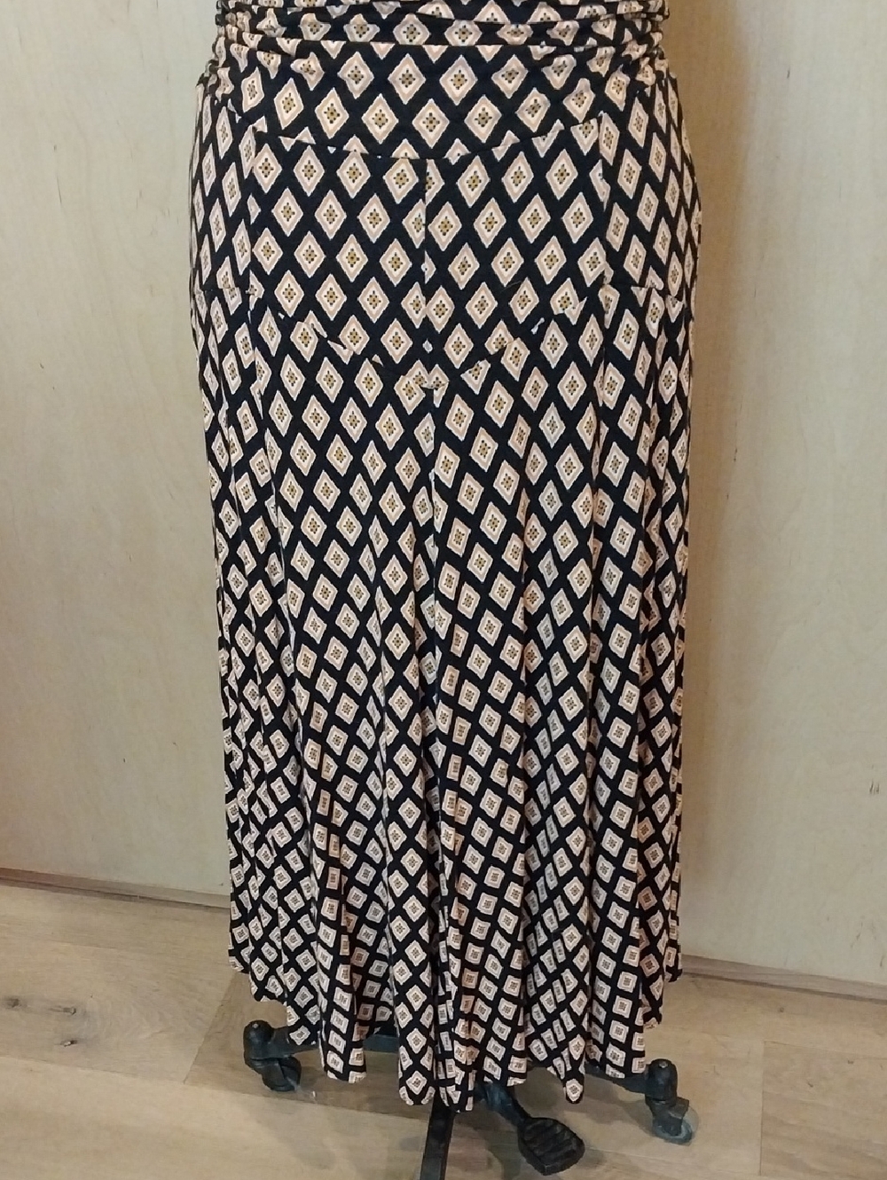 Maeve Black, Peach, & Cream Geometric Jersey Maxi Skirt Size Medium